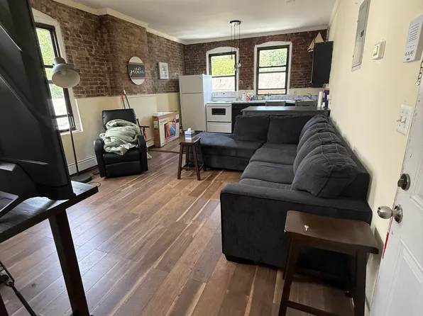 (undisclosed Address), Pelham, NY 10803