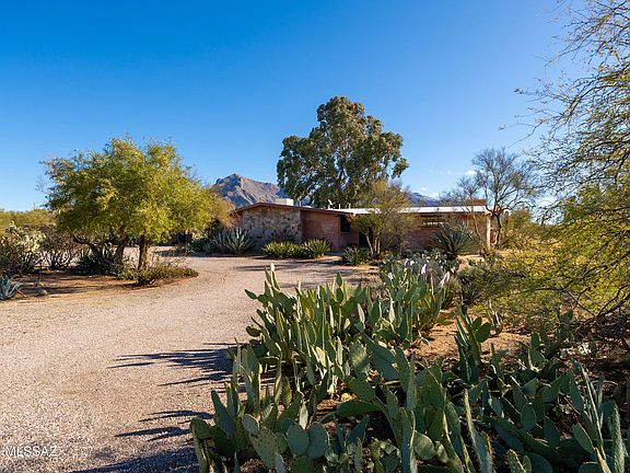 3rd image of 7440 N San Lorenzo Dr