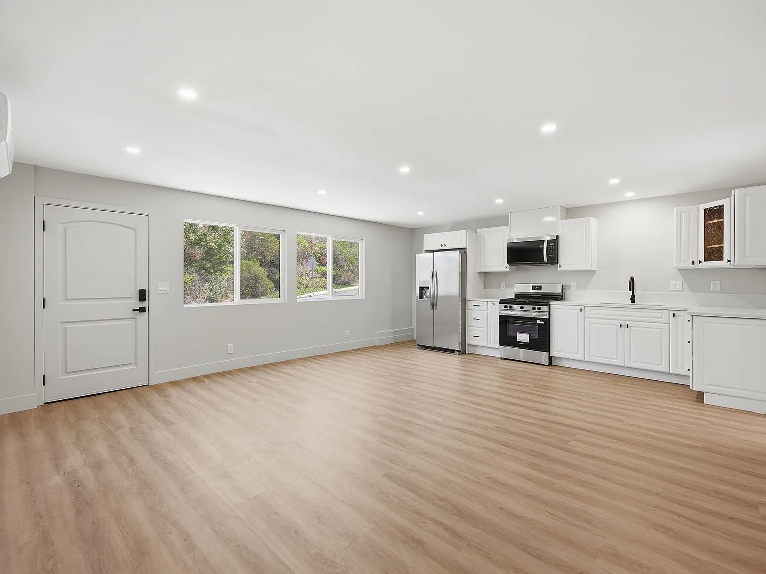 Studio, 525 sqft, $2,350 — Photo 3
