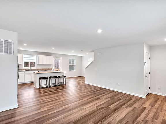 4th image of 150 Queens Mill Ct