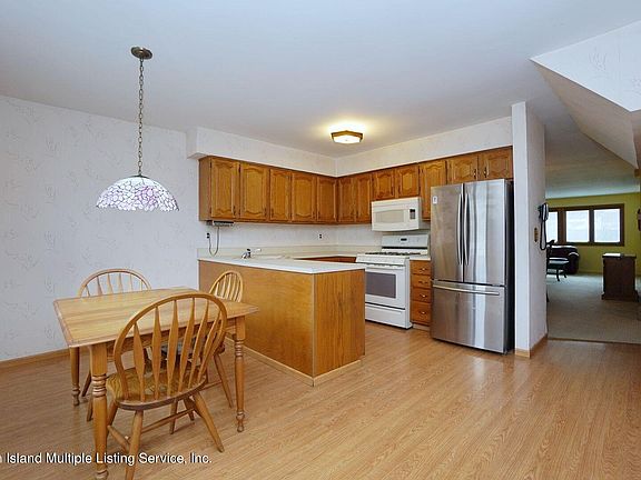 3rd image of 43 Gateway Dr