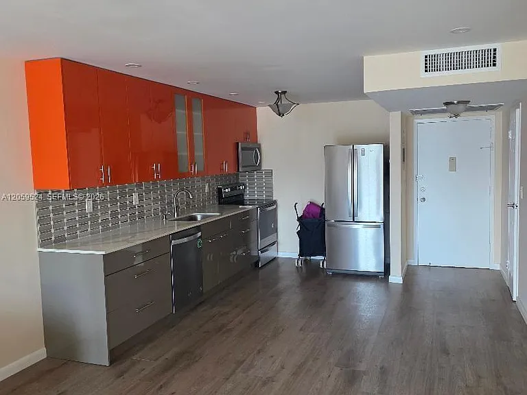 800 Parkview Dr #716 — Photo 8