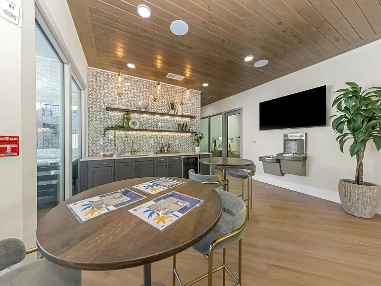 Everest Largo Apartments — Photo 16
