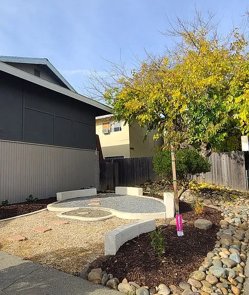 Montrose Apts — Photo 17