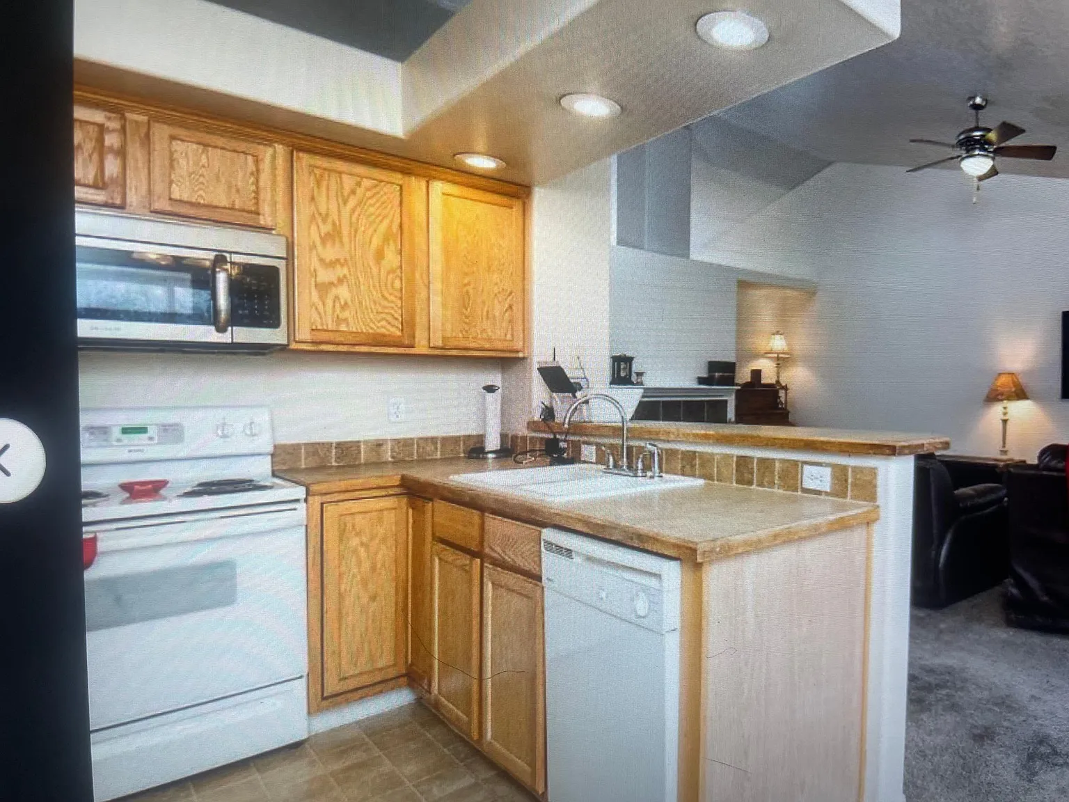 170 E Carver Dr — Photo 2