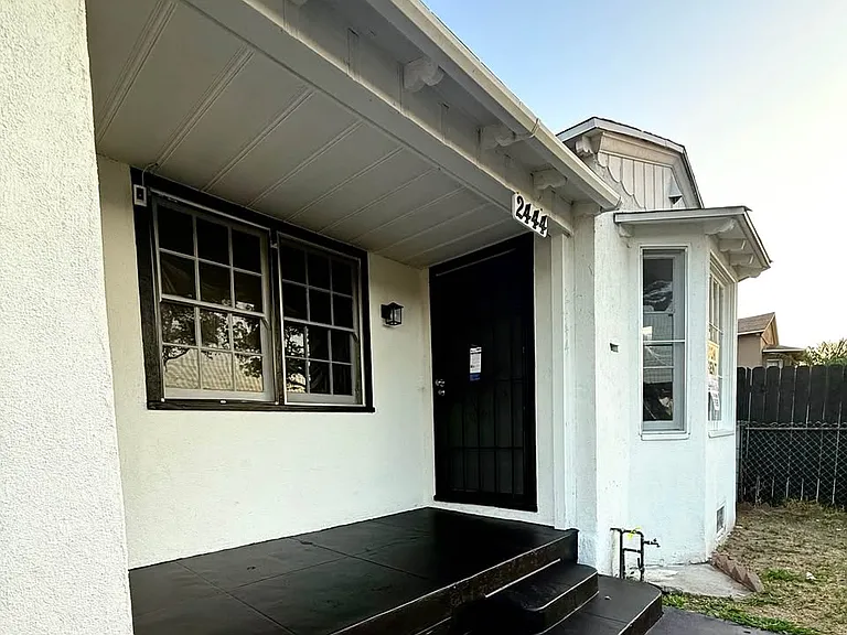 2444 Iowa Ave — Photo 2