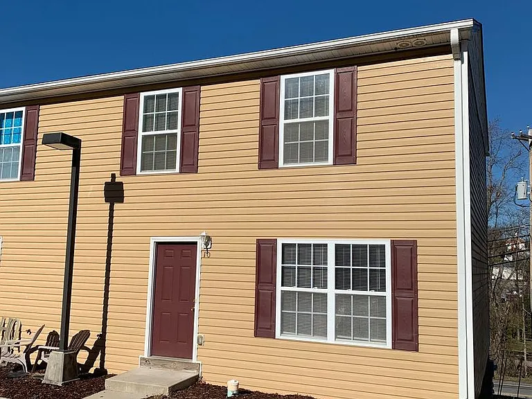10 Station Ln NE — Photo 1
