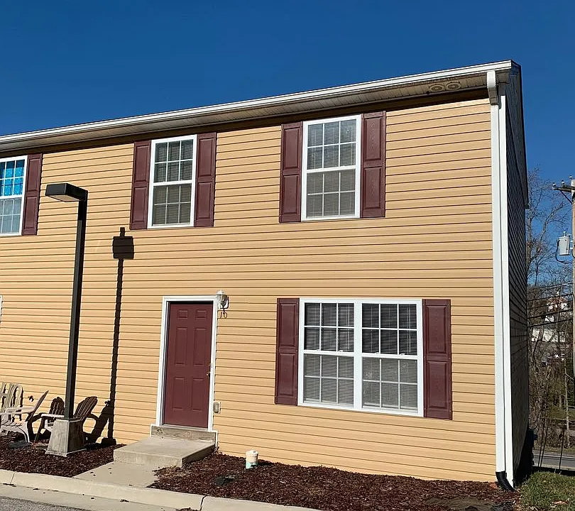 10 Station Ln NE