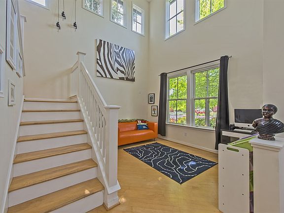 4th image of 590 Laurel St