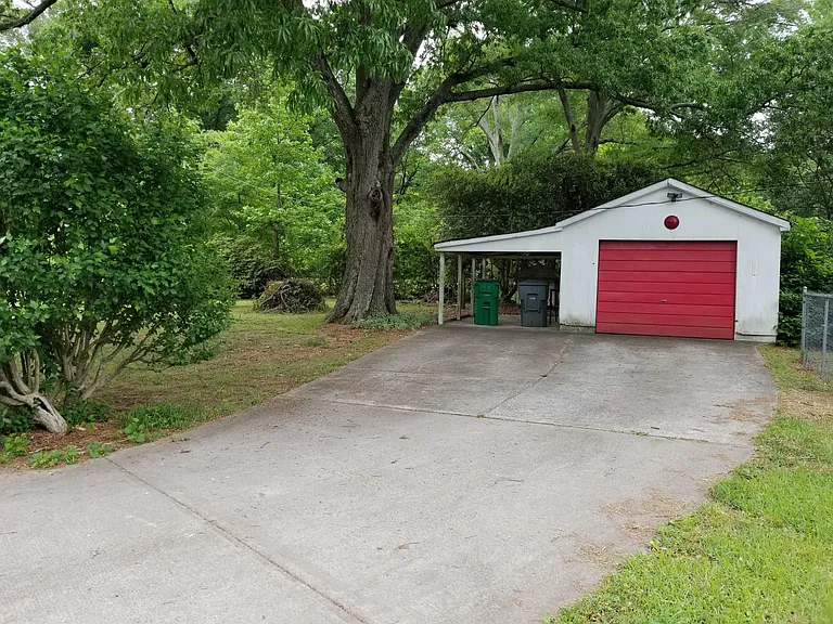 Garage with lots of parking off street