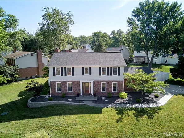 1093 Del Ebro Dr, Ballwin, MO 63011