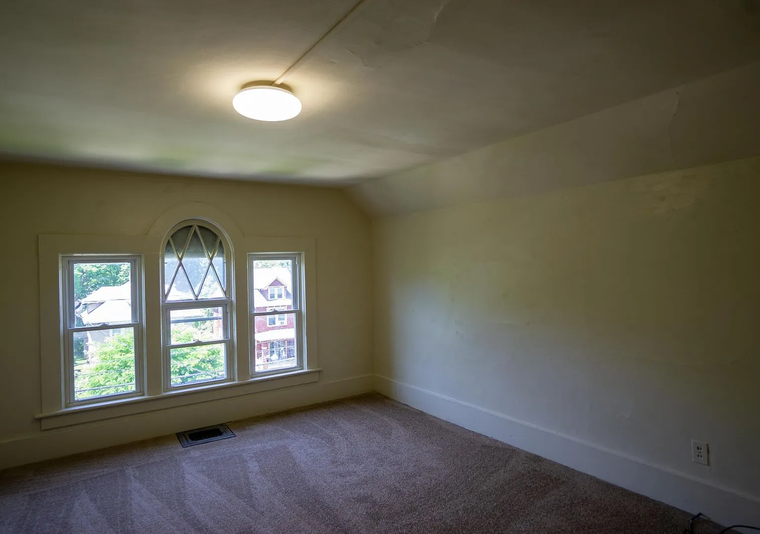 917 Lancaster Ave - June 1, 2027 - Beautiful Single Family Home — Photo 3