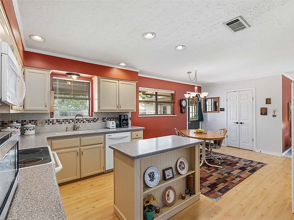 5th image of 151 E River Oaks Rd