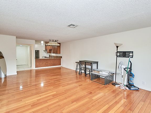 3rd image of 1126 Fairview Ave Unit 209