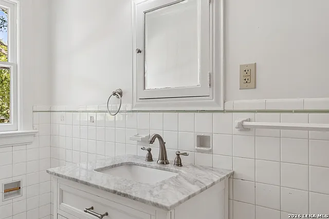 120 Lamont Ave — Photo 47
