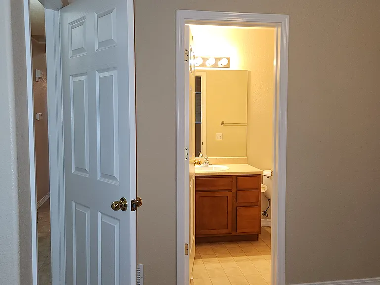Upstairs 2nd Bedroom - Private Bathroom