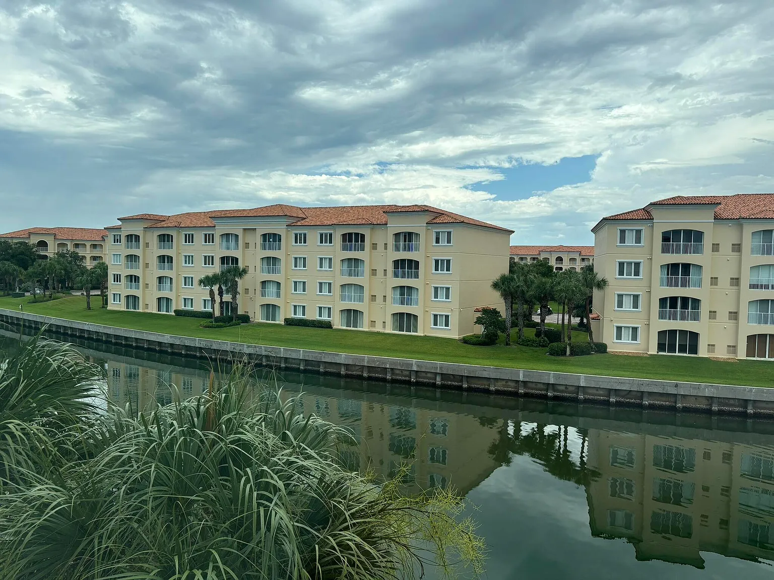 2 bed, 2.0 bath, 1989 sqft, $2,800 — Photo 2