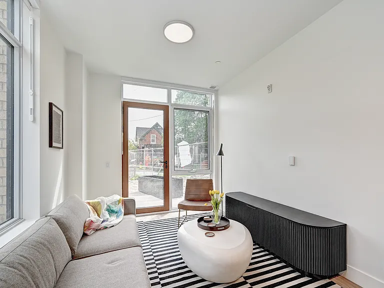 415 Duke St W — Photo 24