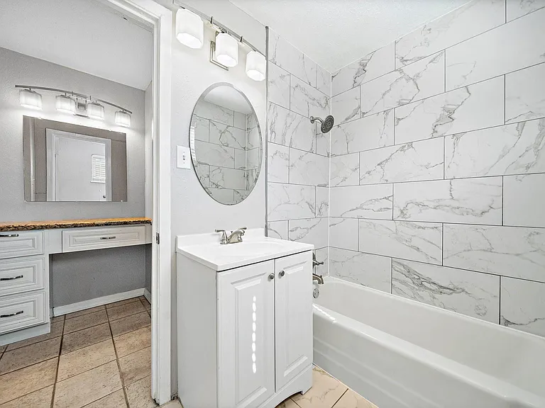 1016 E 7th St #7 — Photo 4