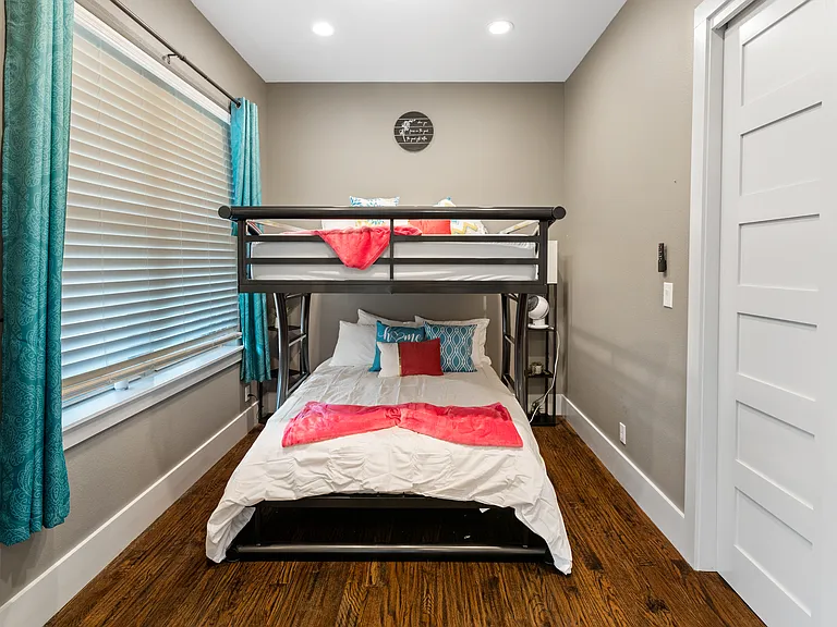 16001 Plum Ln — Photo 32