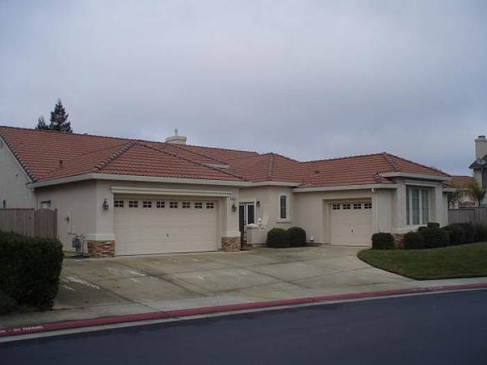 courtyard entrance with 3