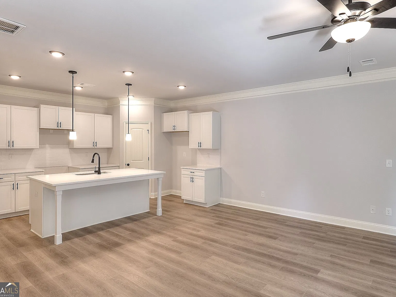 3 bed, 2.5 bath, 1660 sqft, $2,200 — Photo 4