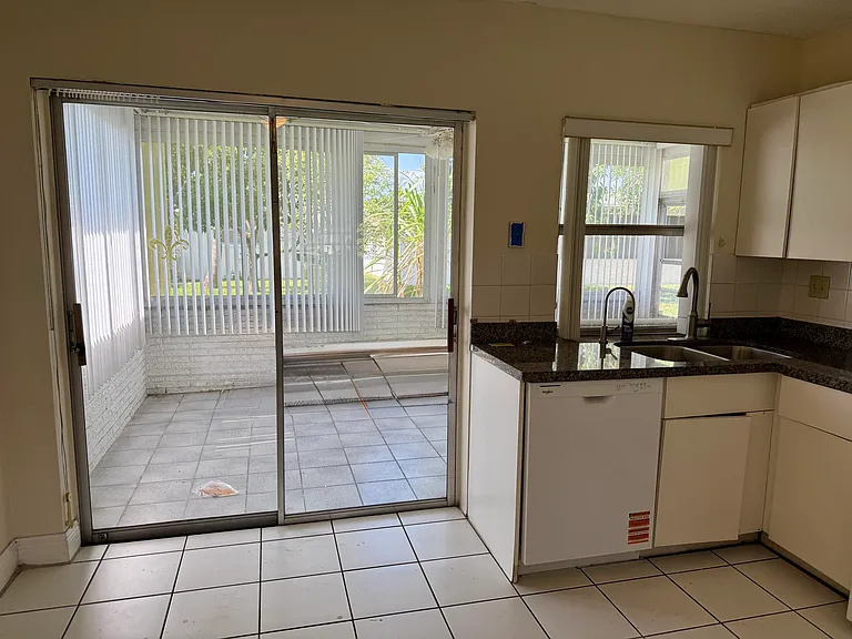 7105 NW 70th Ct — Photo 15