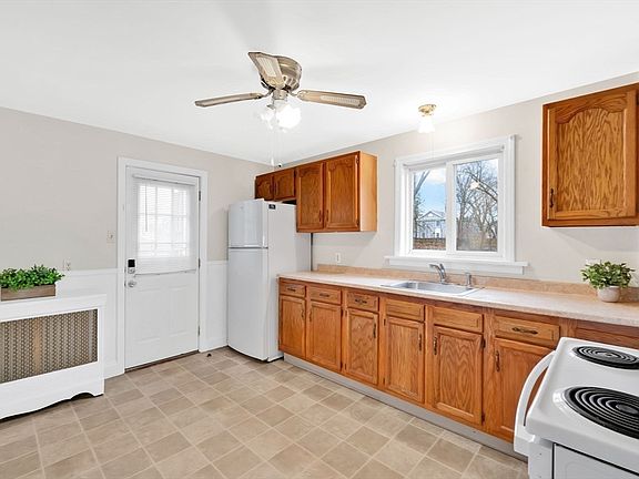 4th image of 42-42 Jefferson St #R