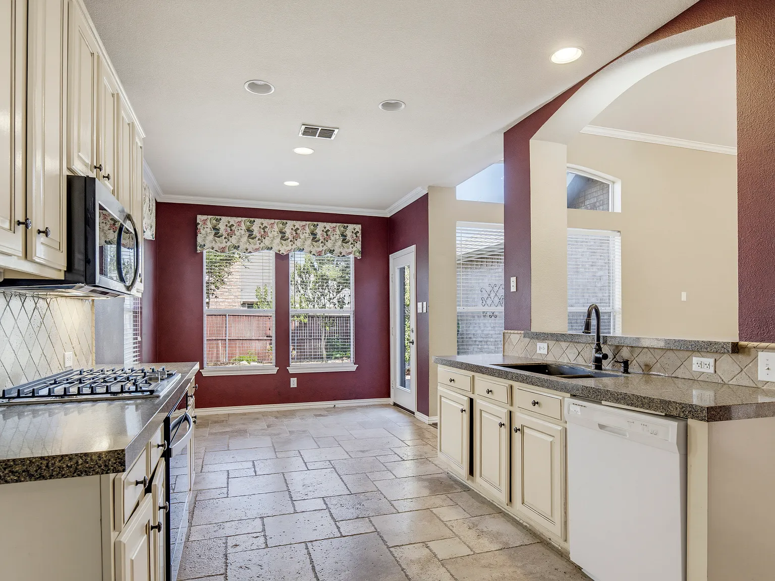 4 bed, 2173 sqft, $2,900 — Photo 3