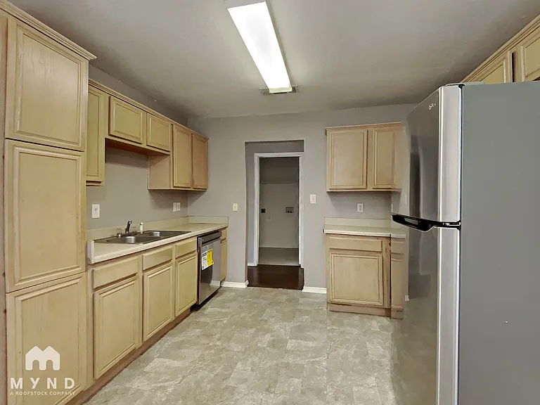 327 W Little Creek Rd — Photo 3