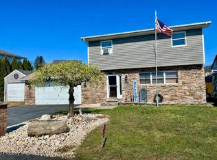 1335 Hampton Dr, Archbald, PA 18403