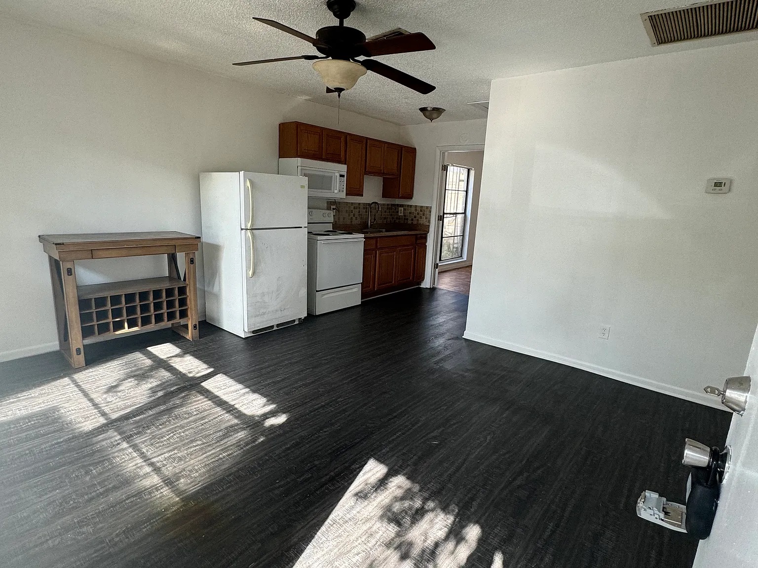 1 bed, 700 sqft, $1,200 — Photo 2