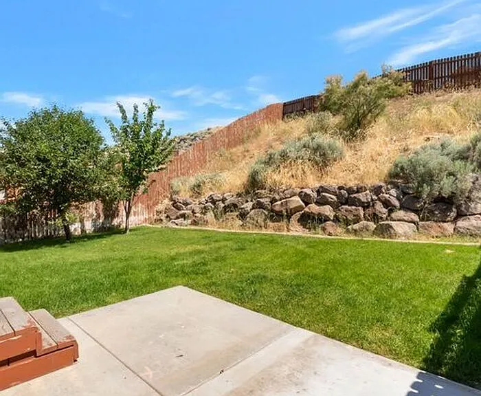 1848 W Woodview Dr — Photo 25