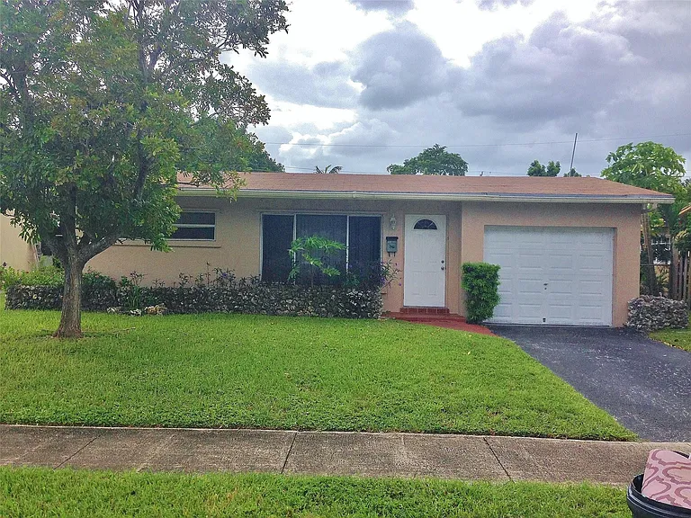 7510 NW 23rd St — Photo 2