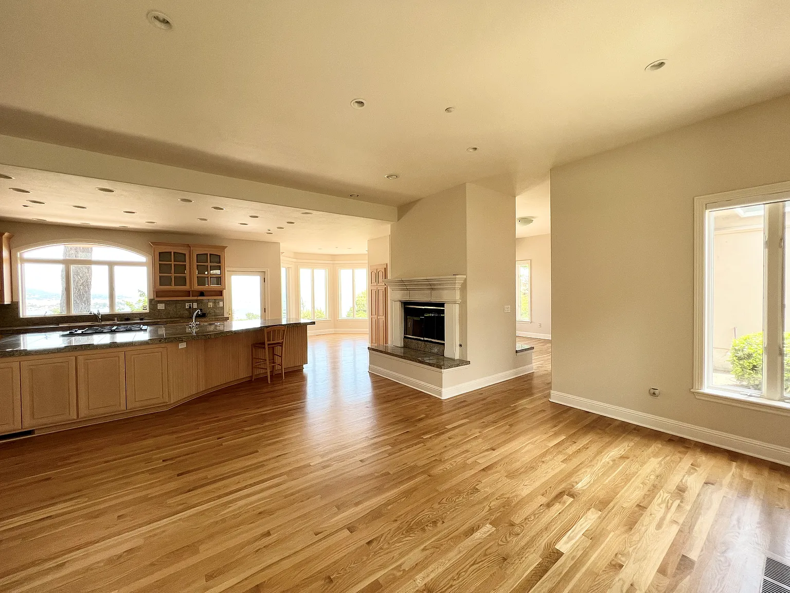 6 bed, 5.5 bath, 5769 sqft, $20,000 — Photo 4