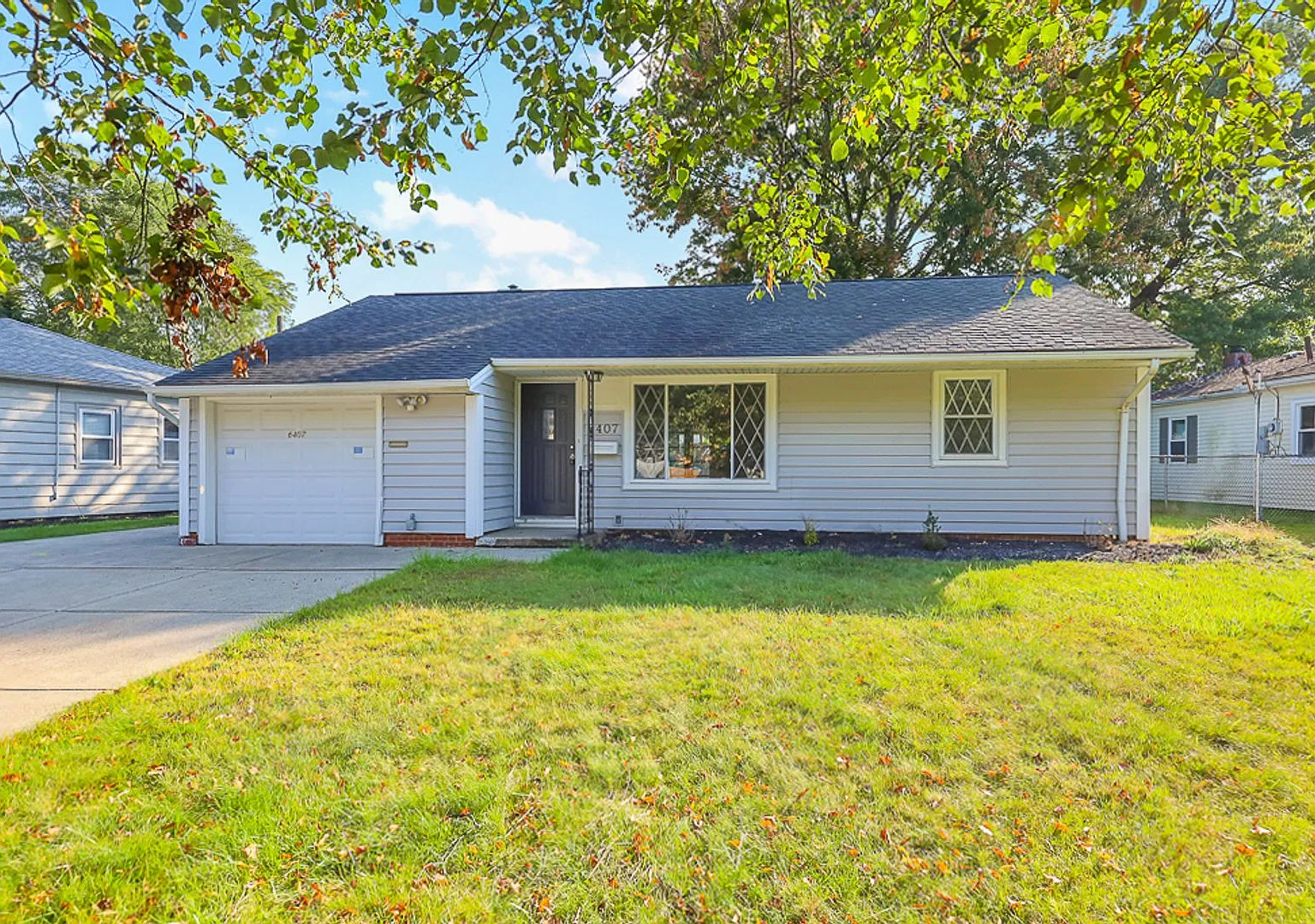 2 Bed/1.5 Bath Ranch Parma Hts! — Photo 1