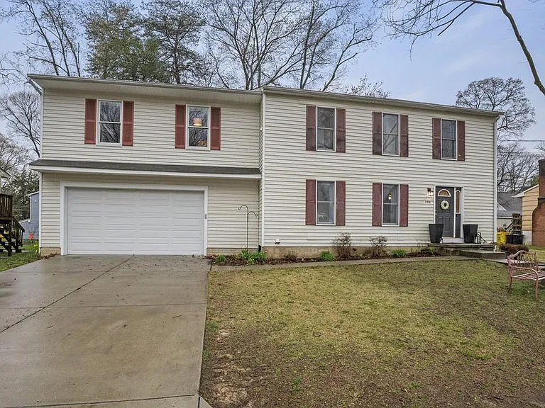 596 Knollwood Rd — Photo 1