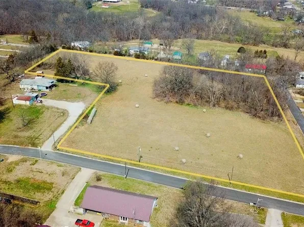 Highland St, Carrollton, MO 64633