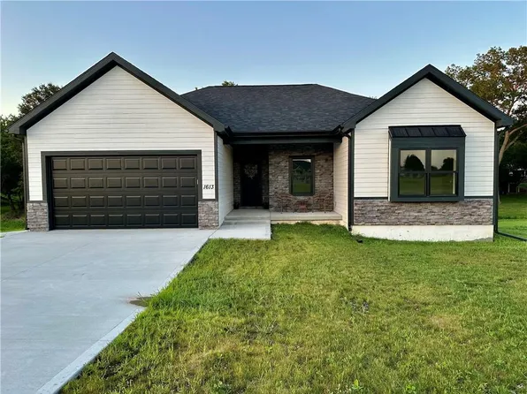 1613 S Ash Ct, Ottawa, KS 66067
