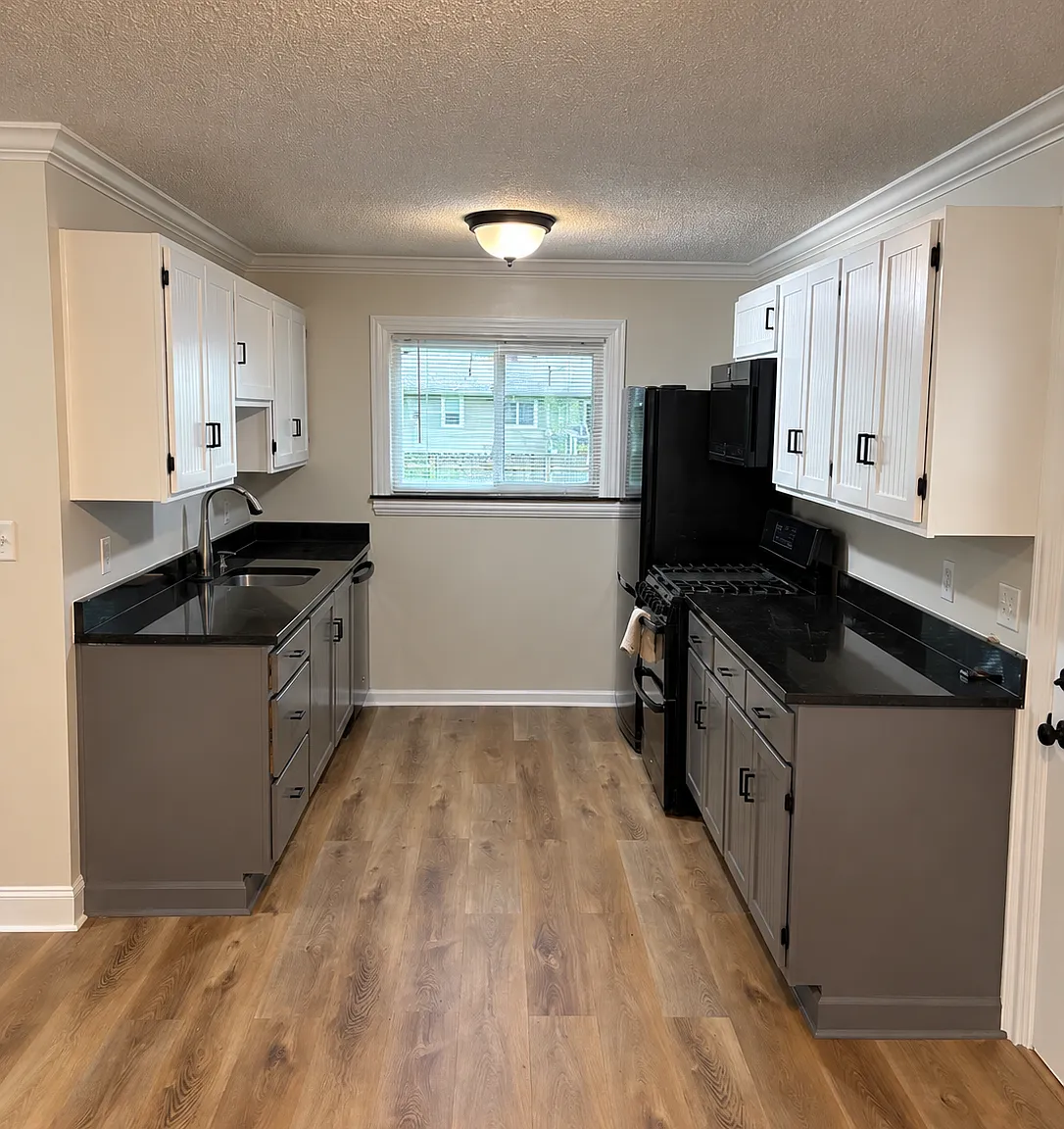 3 bed, 980 sqft, $2,400 — Photo 1