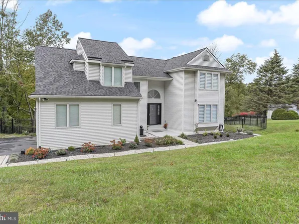 209 Pine Valley Dr, Coatesville, PA 19320