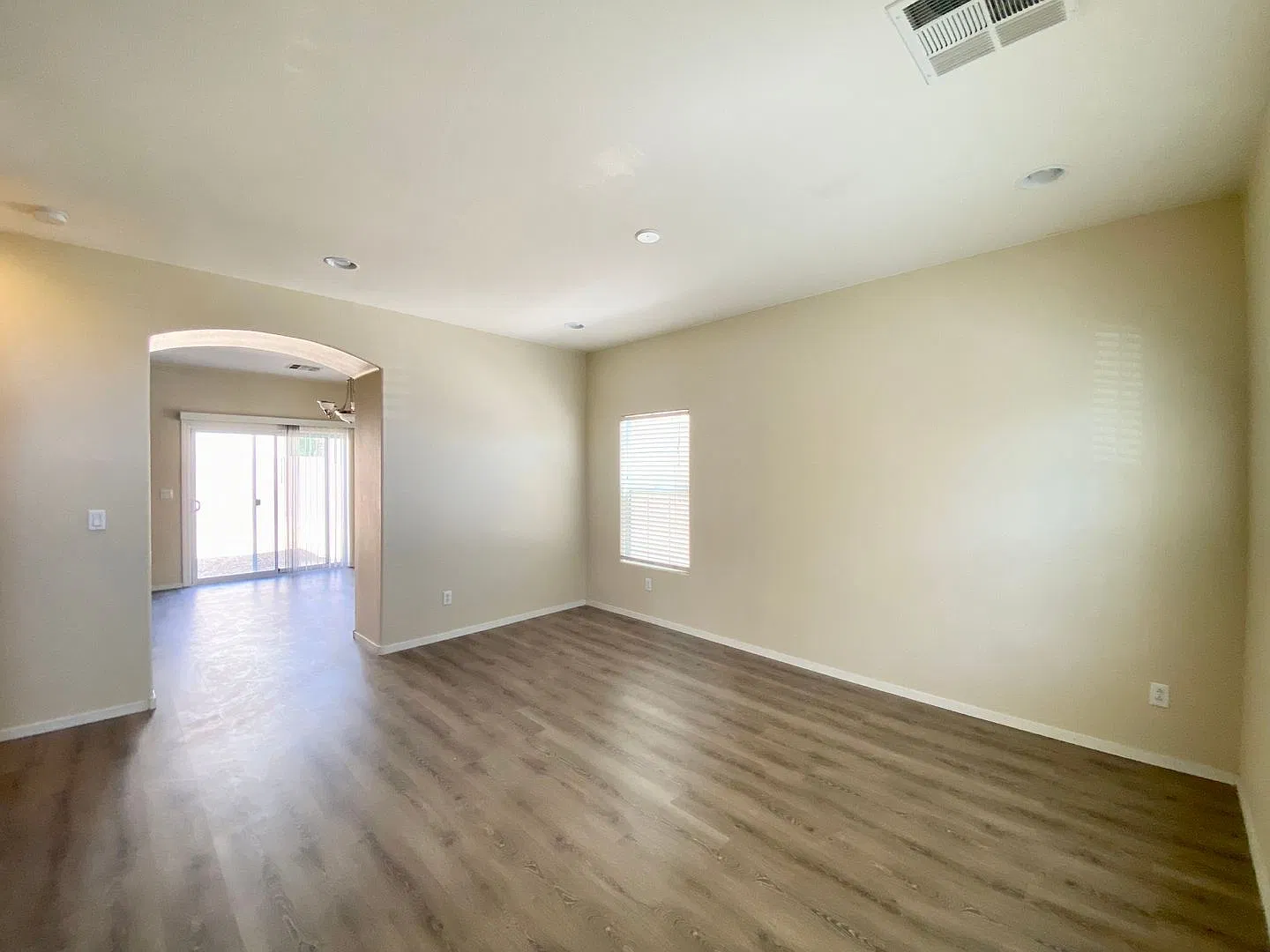 Beautiful Home With 4bd 2.5 Ba. Hardwood Floors. Great Location Near Las Vegas Premium Outlets An... — Photo 3