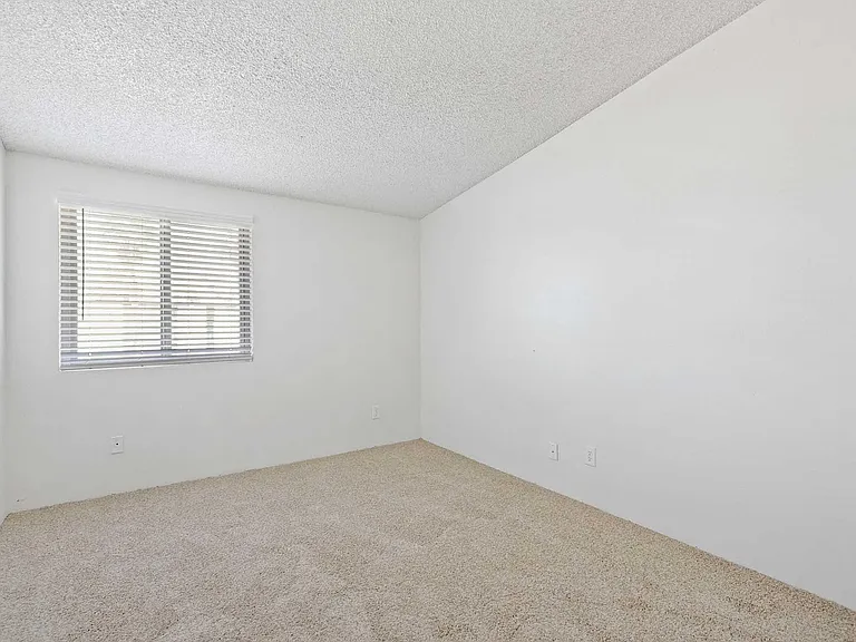 16-web-or-mls-E_Hampton_St_-_Unit_207_-_016