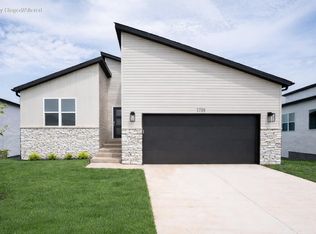 1722 N Hawthorne Pl, Brookline, MO 65619