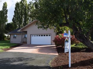 1695 Bobcat Ct, Myrtle Point, OR 97458