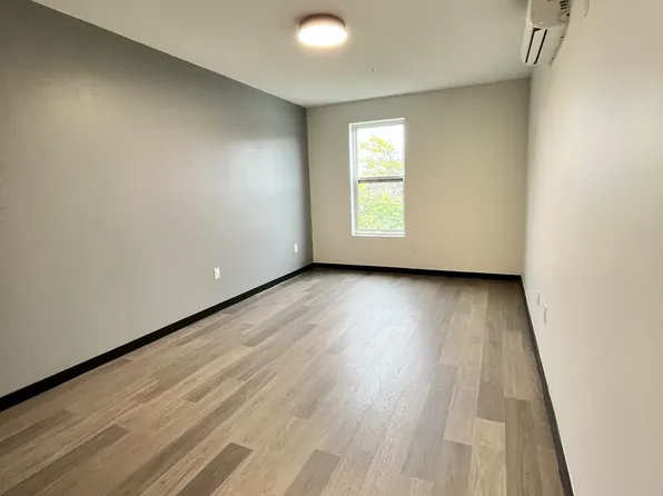 138 Mallory Avenue image 4 of 10