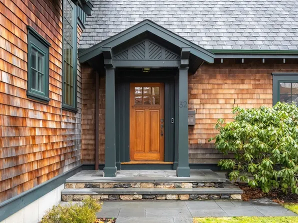 32 Standish Cir, Wellesley, MA 02481