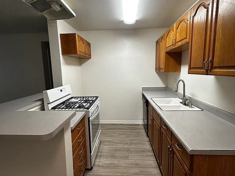 Courtyard Square Apartments — Photo 45