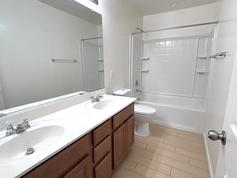 2nd floor hallway full bath with tub