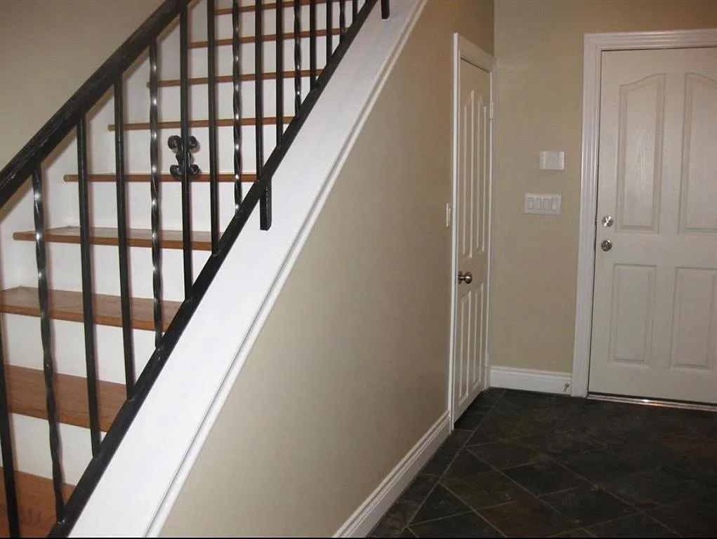 3 bed, 3.5 bath, 2136 sqft, $2,400 — Photo 3